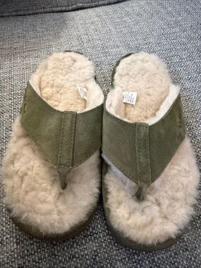 L.L. Bean Wicked Good Genuine Shearling Flip Flop Slippers Olive Green  Size 6